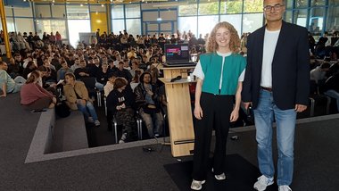 Medienpädagogin Lara Franke und Demokratiebeauftragter Peter Dennin