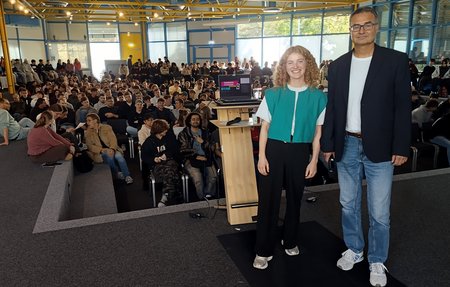 Medienpädagogin Lara Franke und Demokratiebeauftragter Peter Dennin