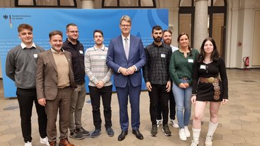 Bundesverkehrsminister ehrt 4 Baustoffprüfer für hervorragende Leistungen Gruppenfoto Baustoffprüfer