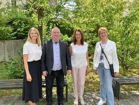 Schulleiter verabschiedet Kolleginnen (v.l.n.r.: Frau Aljona Balzer, Schulleiter Herr Markus Thewes, Frau Sabine Riechart-Johanning u. Frau Hildegard Schoppmann)