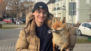 Studierenden Jost Beyer der FI21 mti einem Ausstellungsstück