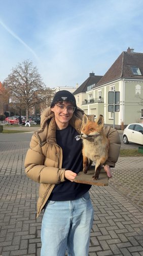 Studierenden Jost Beyer der FI21 mti einem Ausstellungsstück