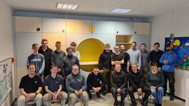 Gruppenfoto Möbelbauprojekt