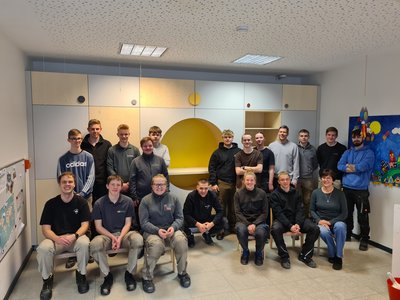 Gruppenfoto Möbelbauprojekt